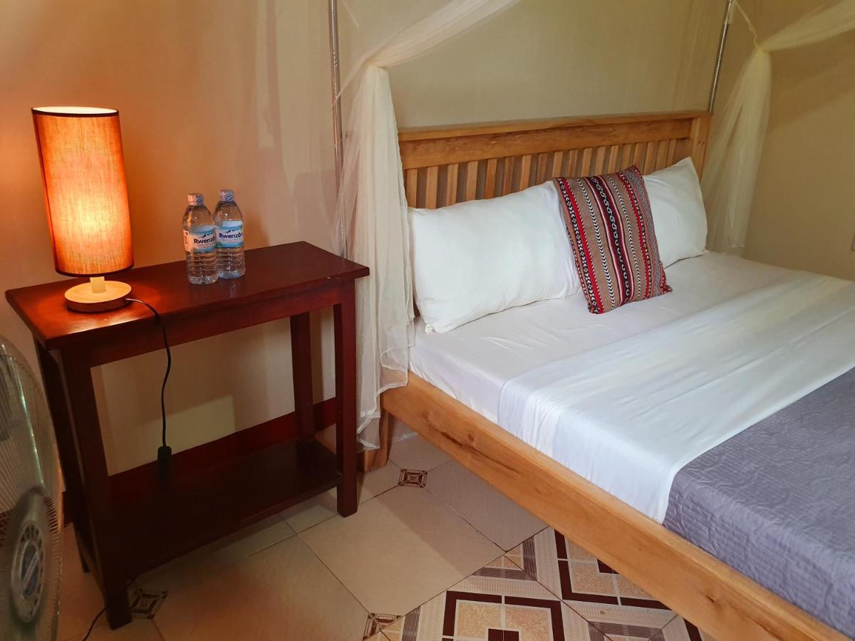 Annas Bed And Breakfast Entebbe Exterior photo